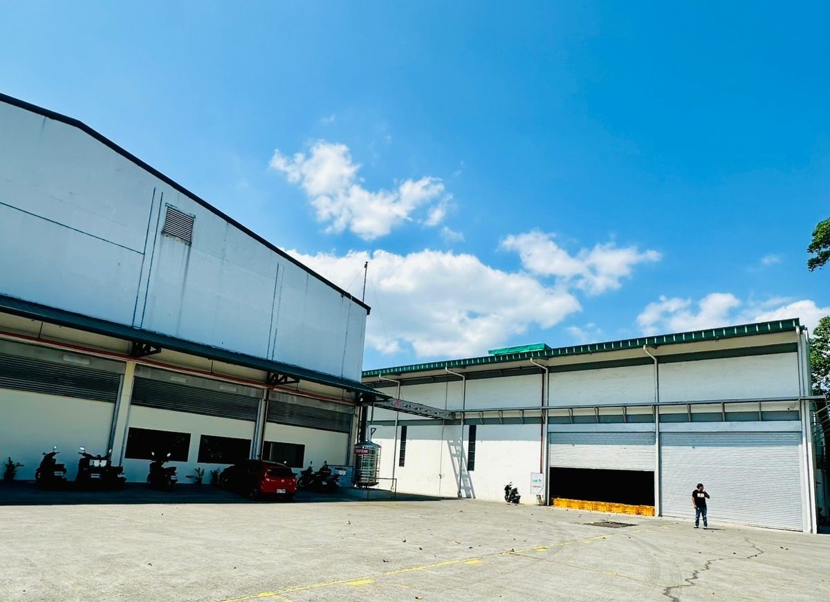 Modern warehouse facility with efficient storage and inventory management systems